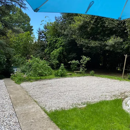 Casa In Con Piscina, Giardino E Posto Auto